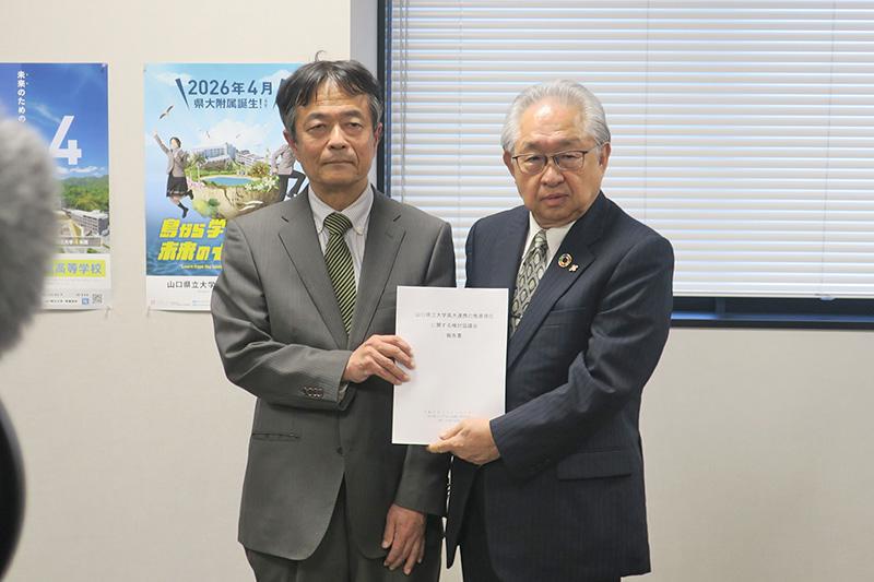 報告書手交式の写真1